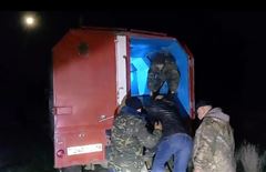 В Абайской области из застрявшего в реке автомобиля спасли двух мужчин
