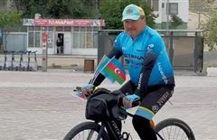 64-летний казахстанец из Актау отправился в Париж на велосипеде
