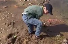 В Астане полицейский спас застрявшего в грязи ребёнка