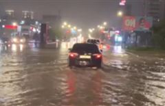 После сильных дождей затопило улицы Актау 