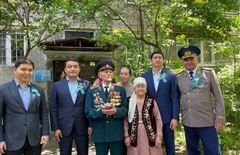 Ветеранов Великой Отечественной войны поздравили военнослужащие в Алматы