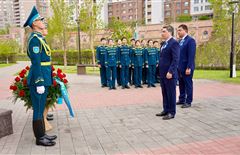 Руководитель Администрации Президента и Премьер-министр Казахстана почтили память казахстанских воинов, погибших на войне