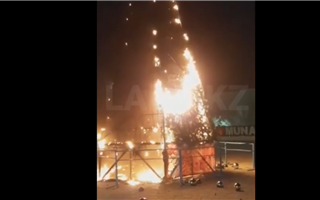 На площади в Мангистау загорелась 17-метровая елка