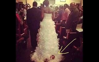 Невеста привязала младенца к шлейфу платья и прошлась к алтарю