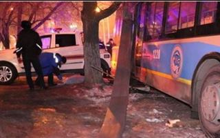 Водитель доставлен в реанимацию - в полиции Алматы прокомментировали смертельное ДТП с троллейбусом