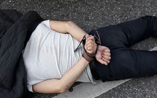 Полицейские задержали машину с вооруженными людьми и наркотиками в Алматинской области