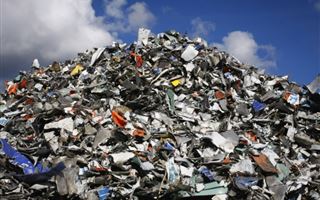 «Собаки рвут пакеты и мешки»: жители Актобе жалуются на мусор во дворах