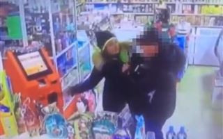В Усть-Каменогорске вооруженный грабитель испугался хозяйки магазина и сбежал 