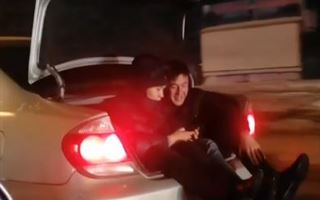 Двое молодых людей прокатились в багажнике авто на казахстанской трассе