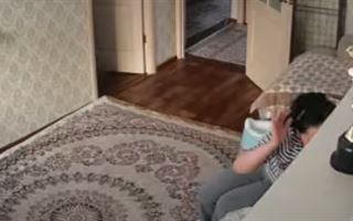 Казахстанская няня, жестоко обращающаяся с ребенком, попала на видео