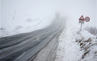 200 автомобилей вытащили из снежного плена в Карагандинской области