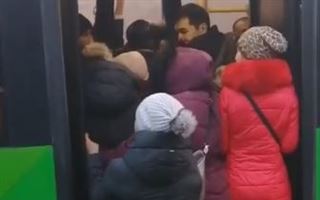 Сексуальный общественный транспорт Алматы вновь возмутил горожан
