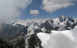 В алматинских горах спасатели помогли пострадавшему туристу 