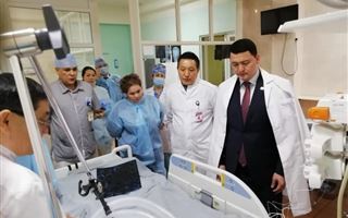 Вице-министр здравоохранения встретился в Алматы с пострадавшим аксакалом из Кордайского района