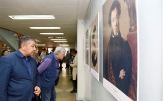 «Костанайцам дороже Пушкин, чем наш родной Абай»: журналиста возмутила выставка портретов поэта