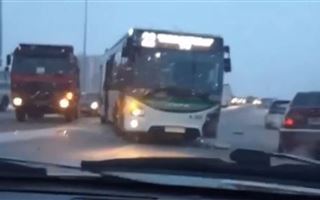 "КамАЗ" врезался в пассажирский автобус в Нур-Султане