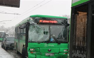 В Алматы произошло столкновение трех автобусов