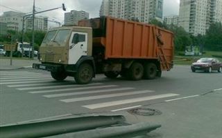 В Алматы водитель мусоровоза пытался провезти человека через блокпост