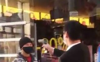 Алматинец заснял на видео, как при входе в магазин горожанам меряют температуру