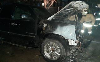 Автомобиль загорелся во дворе жилого дома в Усть-Каменогорске