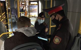 Полицейские проверяют пассажиров общественного транспорта в Алматы