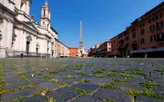 Площади Рима заросли травой из-за отсутствия туристов