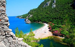 На пляжах Турции лежаки зафиксируют в определенных местах