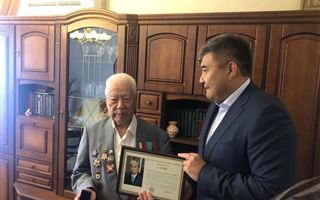 Посол Казахстана в Украине поздравил ветерана Великой Отечественной войны с 75-летием Победы