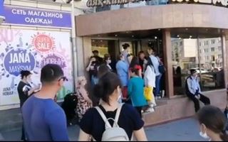 «Ни трусов, ни обуви»: в соцсетях удивились очереди в магазине Нур-Султана
