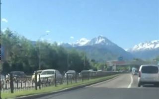 «Обычный понедельник»: алматинец заснял на видео пробку на Аль-Фараби 