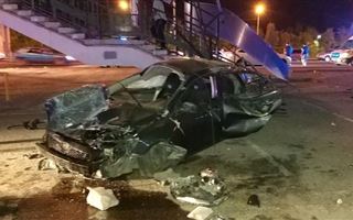 В Алматы автомобиль влетел в надземный переход