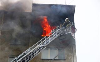 Пожар произошел в 10-этажном доме в Петропавловске