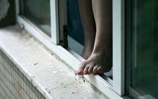 Пятилетняя девочка выпала из окна высотки в Темиртау