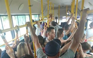 «Верхом друг на друге»: алматинцы жалуются на автобусы
