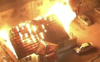 В Сети появилось видео горящего дома в Алматы