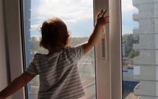 Двухлетний ребенок выпал из окна в Атырау