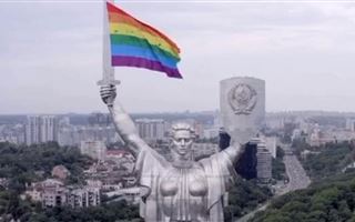 В Киеве меч "Родины-матери" украсили флагом ЛГБТ