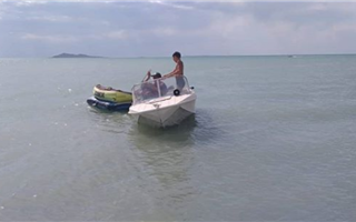 12-летнего мальчика унесло ветром на матрасе в озеро Алаколь