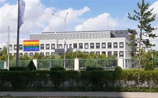 На здании посольства США в Казахстане появился флаг ЛГБТ