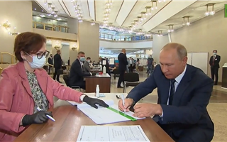 "Без маски и перчаток": Владимир Путин проголосовал по поправкам к Конституции