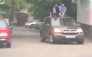 В столице оштрафовали парней, которые разъезжали на крыше автомобиля