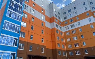 В ЗКО жителям аварийных домов выдали квартиры в новой многоэтажке