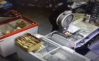 Мужчина в медицинской маске ограбил магазин в Усть-Каменогорске