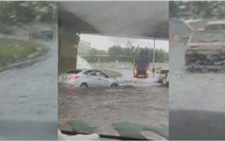 Несколько автомобилей «утонули» из-за дождя в Семее 