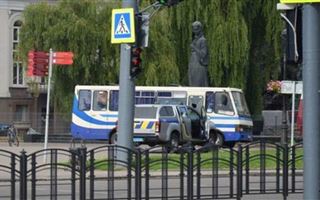 Рядом с захваченным автобусом в Луцке прогремели взрывы