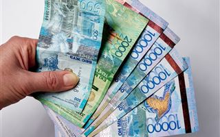 Казахстанцам за август выплатят половину от 42 500 тенге