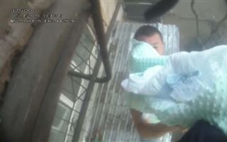 Спасение младенца из горящей пятиэтажки попало на видео в Рудном 