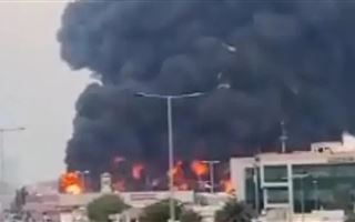 Мощный пожар разгорелся на огромном рынке Аджмана в ОАЭ