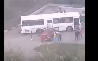 Машина врезалась в автобус в Усть-Каменогорске