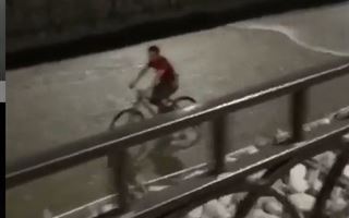 Речной велосипедист удивил алматинцев